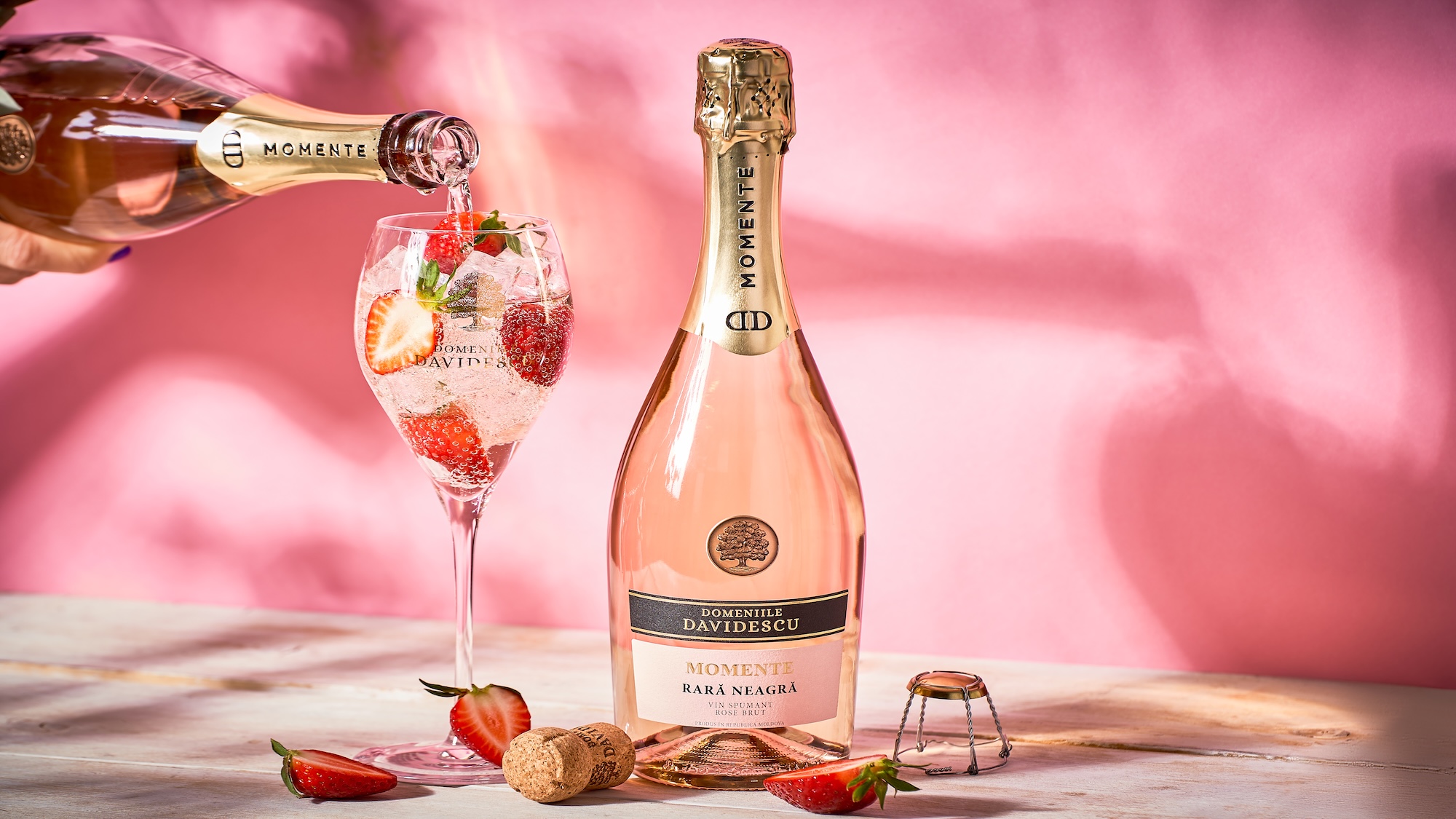 Spumant rose cu fundal roz in space