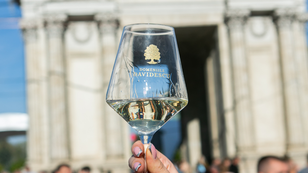 pahar vin Chardonnay domeniile davidescu
